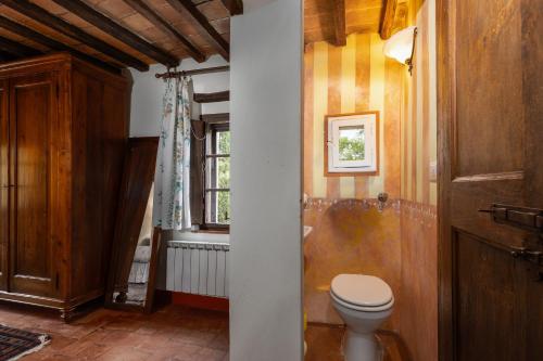 蒙特里久尼Casale Mulin Bianco的一间带卫生间和窗户的浴室