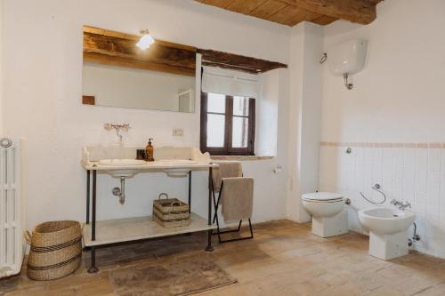 蒙特罗伯托Agriturismo Qui Voglio的一间带水槽和卫生间的浴室