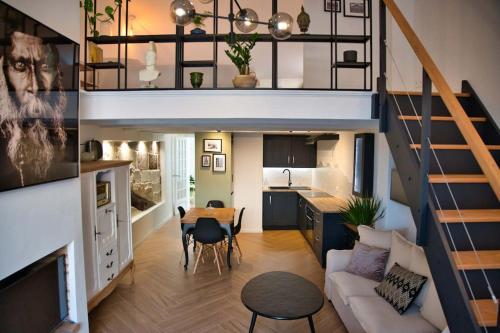 于泽斯Appartement-Terrasse Centre Historique的厨房以及带楼梯的客厅。