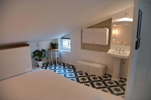 于泽斯Appartement-Terrasse Centre Historique的一间带水槽和卫生间的小浴室