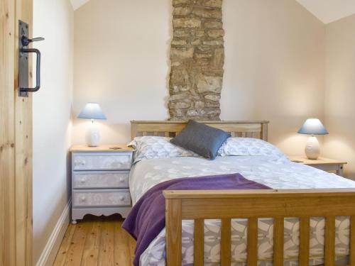 Great LongstoneCorner Cottage的一间卧室配有床和2个床头柜