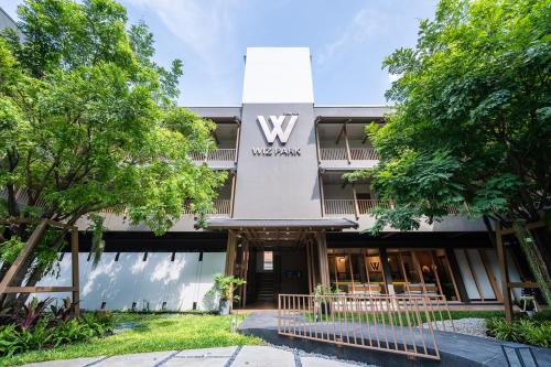 曼谷Hotel Wizpark Ratchada的享有大楼前方的景致