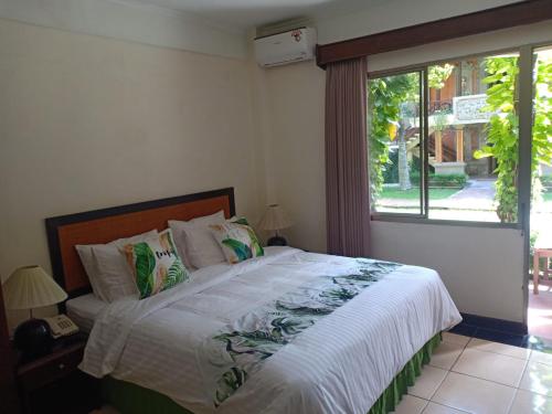 塞米亚克Kun's Stay Private Apartments的一间卧室设有一张大床和窗户