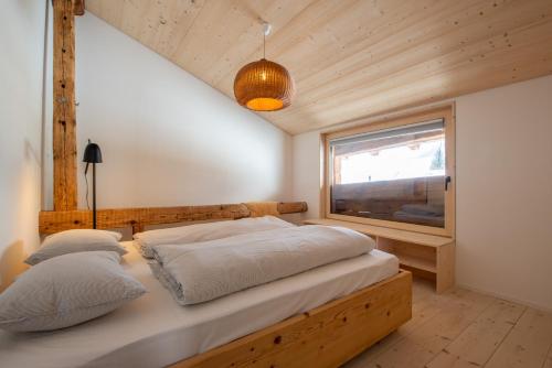 雷金根Stadel Jäger的一间卧室设有一张床和一个窗口