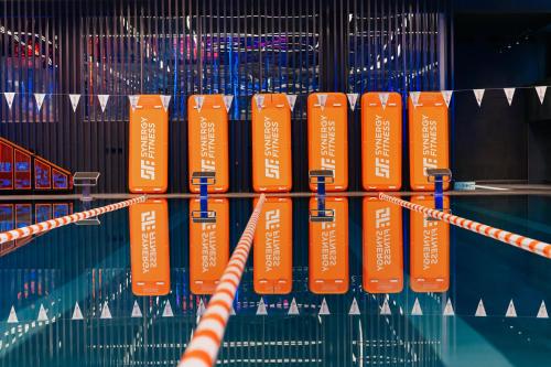 敖德萨卡罗纳公寓酒店 的游泳池里一排橘子桨