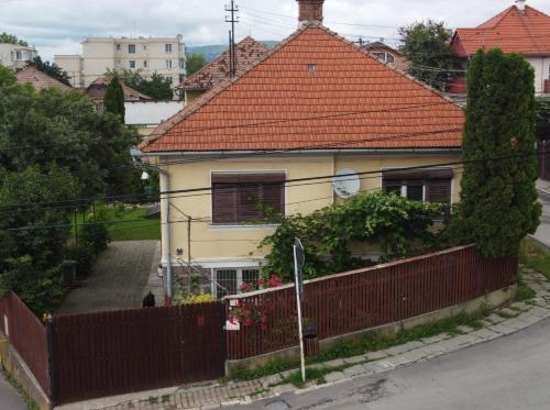 奥多尔黑塞库耶斯克Rózsa apartman的一座红色屋顶和围栏的房子
