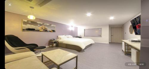 全州市Brighton Hotel的酒店客房,配有床和沙发