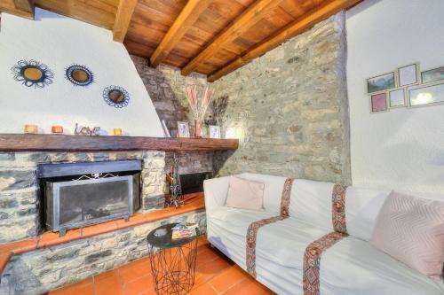 卢加诺Rustico Romantico Brè - Happy Rentals的带沙发和壁炉的客厅