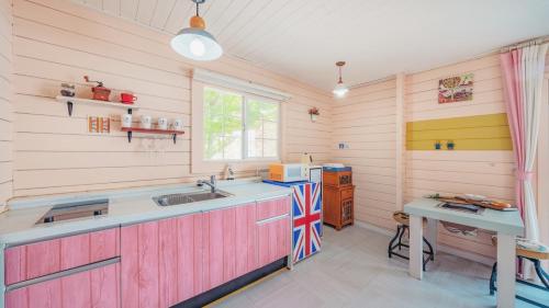 巨济Arasol Pension的厨房设有木镶板墙和台面