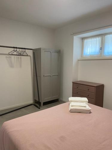 莫利纳迪莱德罗Casa Giulia - Slow Mountain的一间卧室配有一张床、一个梳妆台和一扇窗户。
