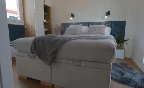 Tiny House EMH Peterswald的卧室内的一张床铺和一张大床