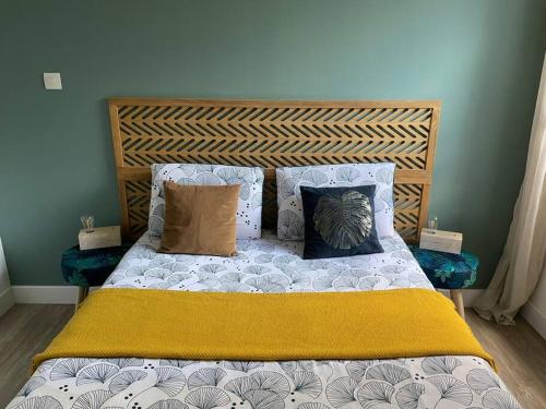勒唐蓬Kazanoo的一张带黄色毯子和枕头的床