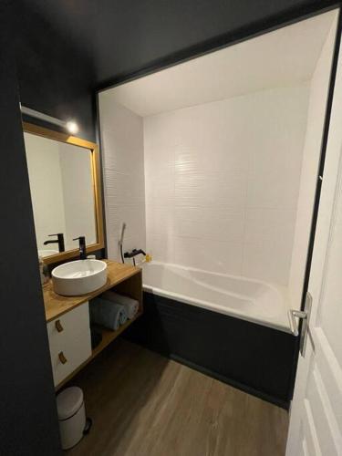 勒唐蓬Kazanoo的浴室配有盥洗盆和浴缸。