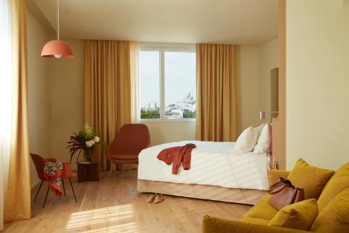 巴黎OKKO Hotels Paris Rosa Parks的酒店客房,配有床和沙发
