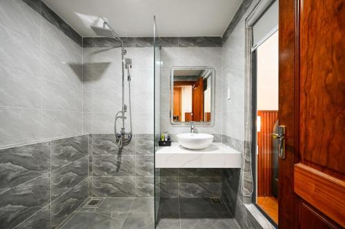 头顿PLUS VUNG TAU HOTEL的一间带水槽和淋浴的浴室