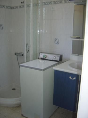 福卡尔基耶VILLA MI-JO的一间带水槽和卫生间的小浴室