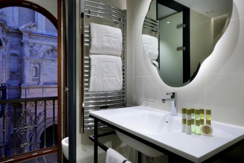 格拉纳达Áurea Catedral by Eurostars Hotel Company的一间带水槽和镜子的浴室