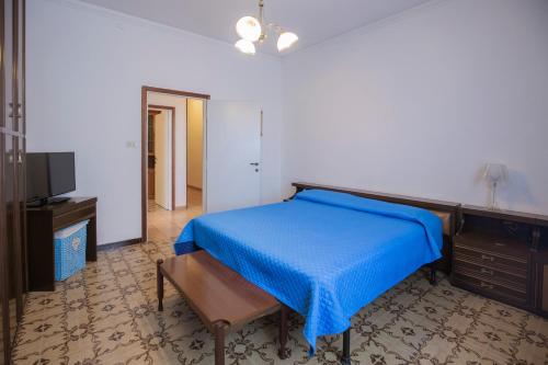 费拉约港Da Tina的一间卧室配有蓝色的床和电视