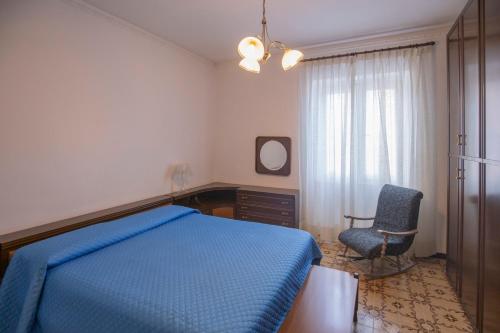 费拉约港Da Tina的一间卧室配有蓝色的床和椅子