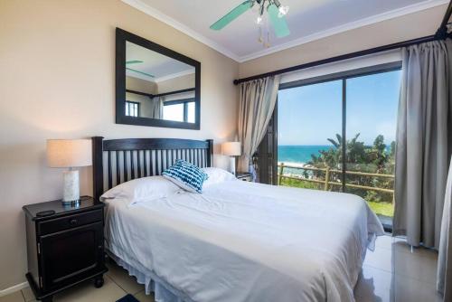KingsboroughSancta South Coast 2 bedroom Apartment的一间卧室设有一张床,享有海景