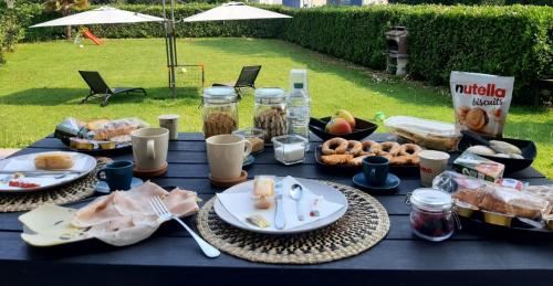 蒙扎Il giardino di Pietro的一张蓝色的桌子,上面放着食物和饮料