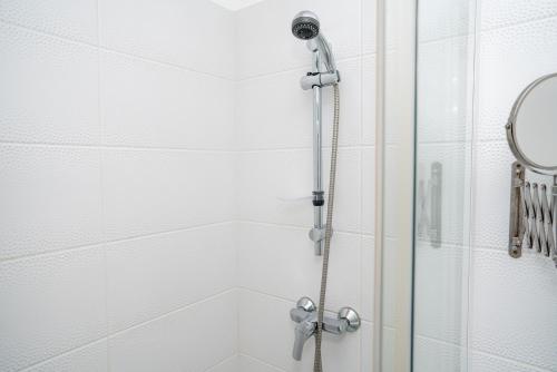 梅尔·莱斯·拜恩斯l'itinerance的浴室内配有淋浴和头顶淋浴
