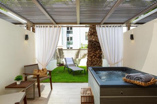 罗希姆诺塞亚泰米斯宫殿酒店的天井中央的热水浴池