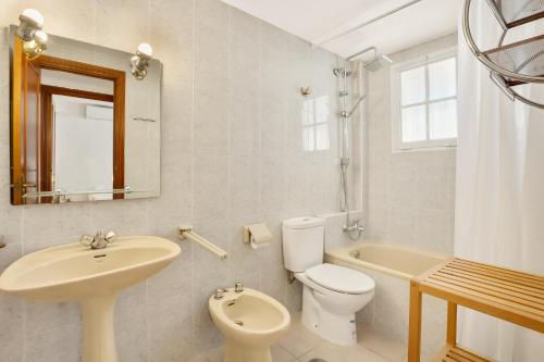多列毛利诺斯Imperial Puerto 2 3F By IVI Real Estate的白色的浴室设有水槽和卫生间。