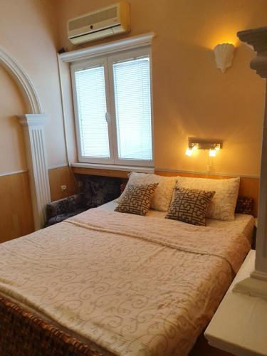 弗尔尼亚奇卡矿泉镇Malgo的一间卧室设有一张大床和窗户