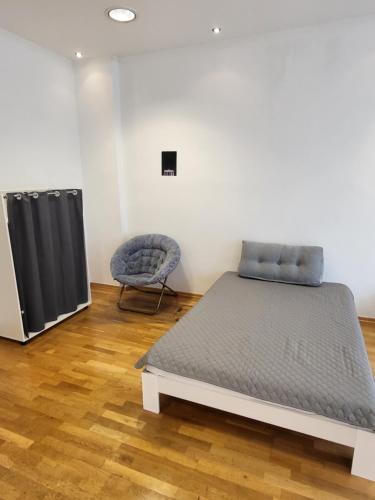 柏林Apartment Pette C40的房间里的一张床和椅子