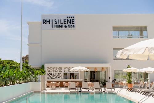 卡斯特利翁-德拉普拉纳RH Silene Hotel & Spa 4 Sup的一个带椅子的游泳池、一个酒店和水疗中心