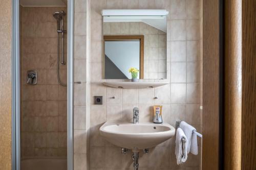 蒂蒂湖-新城Waldesruh的一间带水槽和镜子的浴室