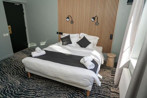 梅尔·莱斯·拜恩斯l'itinerance的一间卧室配有带白色床单和枕头的床。