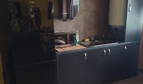 阿利坎特Eternity Alicante的厨房配有黑色柜台和水槽