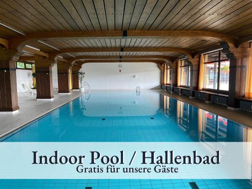绍纳赫Relax-Apartment 164 mit Indoor-Pool, Sauna, Küche und Netflix的一座酒店游泳池,里面设有室内游泳池