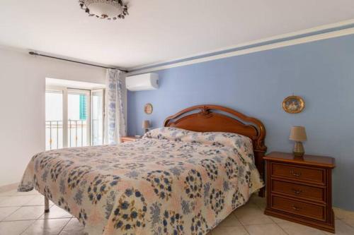 切塔拉Intero appartamento nel cuore di Cetara的一间卧室配有一张床、一个梳妆台和一扇窗户。
