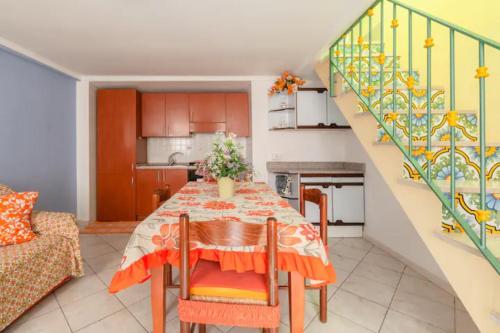 切塔拉Intero appartamento nel cuore di Cetara的一间带桌子和楼梯的用餐室