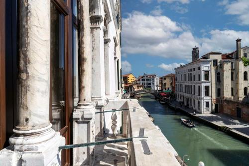 威尼斯Radisson Collection Hotel, Palazzo Nani Venice的从大楼的阳台上可欣赏到河流美景