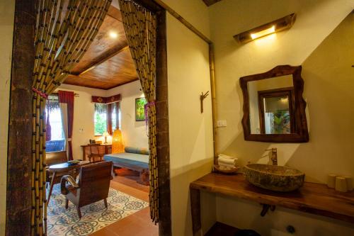 Pu Luong浦项度假村的一间带水槽和镜子的浴室