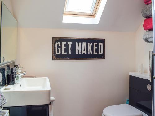 DinmoreThe Studio的浴室设有卫生间,标有制造的标志