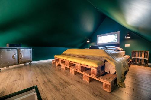 普热谢卡Domandi mountain holiday lodges的一间卧室配有一张木床