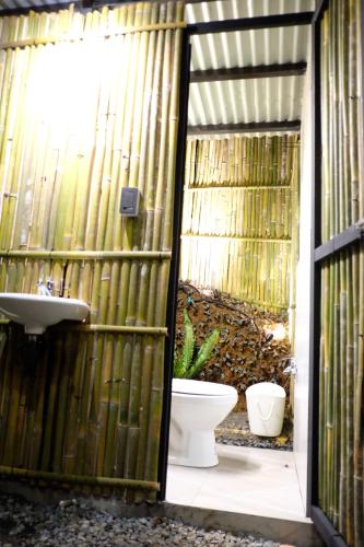 SampalokCamp-Ula的一间带卫生间和水槽的浴室