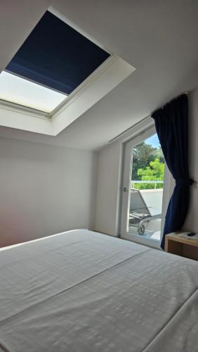 杜布罗夫尼克Apartments Villa Alba的一间卧室设有一张床和一个窗口