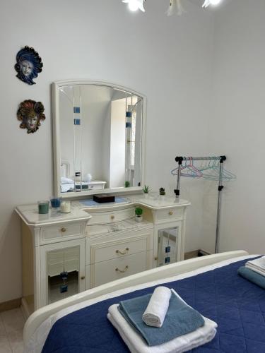 PacentroLa Minicasa的一间带水槽和镜子的浴室