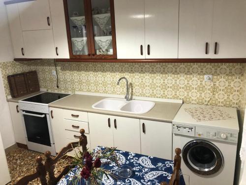 波利克罗诺Casa Real beach的厨房配有水槽和洗衣机