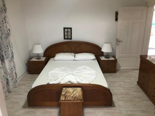 波利克罗诺Casa Real beach的一间卧室配有一张带2个床头柜和2盏灯的床。