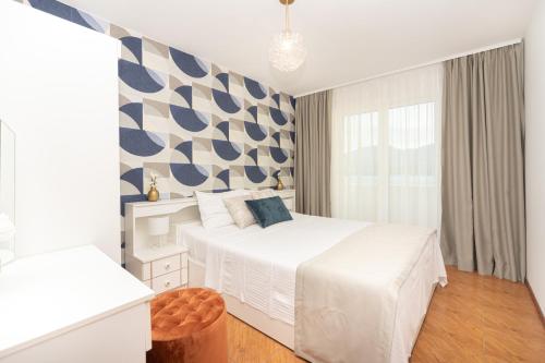 蒂瓦特Apartments Adeona的卧室设有白色的床和大窗户