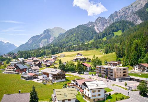 瓦尔德阿尔贝格Zapfig Living Arlberg的山 ⁇ 的小镇