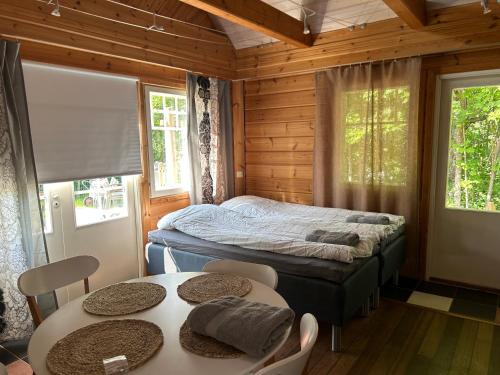于韦斯屈莱Villa Tourula的一间卧室配有一张床和两张桌子及椅子