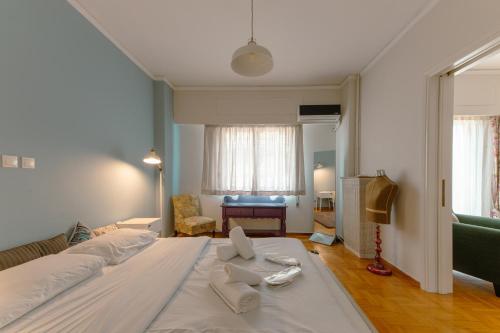 雅典Victoria metro st. 1 bedroom 4 persons by MPS的卧室配有一张白色大床